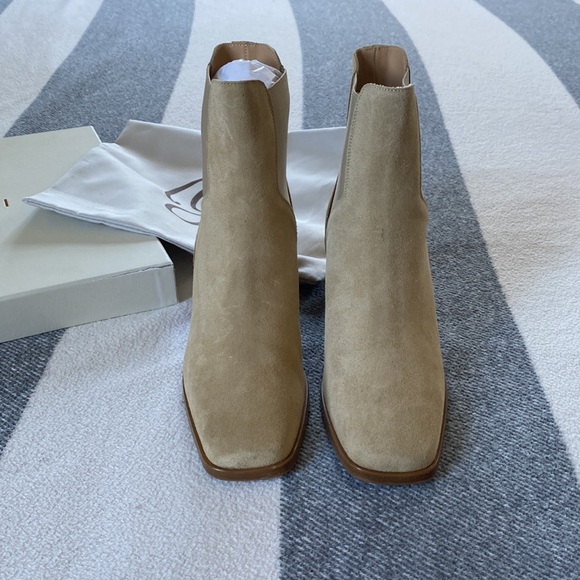 Brand New M Gemi Lelia Booties in Soft Cappuccino Suede. Size 37.5 - Picture 4 of 7